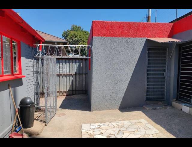 9 BEDROOM HOUSE FOR SALE IN JAN HOFMEYER